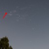 Ar sarkanu bultu norādīta zvaigzne HD 118203 Lielā Lāča zvaigznājā, Foto: Juris Seņņikovs